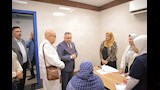 رئيس جامعة السويس داخل احدى العيادات للإطمئنان على مستوى الخدمة الطبية