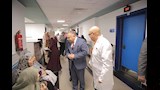 رئيس جامعة السويس يتحدث مع السيدات المرضى المترددين على المستشفى الجامعى