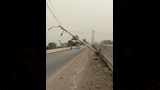 سقوط عمود إنارة بسبب الرياح 