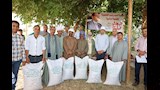محافظ المنيا يُكرم المزارعين والرائدات الريفيات (17)