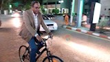 محافظ قنا يقود دراجة عائدًا من مقر عمله 