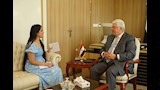 وزير التعليم العالي يجري حوارا مع طالبة بإعلام الق