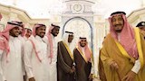 الملك سلمان مع لاعبي المنتخب السعودي