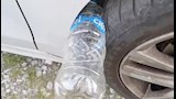 خدعة الزجاجة البلاستيك على عجلة السيارة