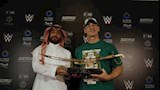 موسم الرياض يقدم درع خاص للمصارع العالمي جون سينا