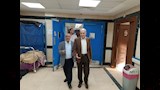 رئيس جامعة أسوان يتفقد المستشفى الجامعي ويهنئ المرضى بعيد الأضحى (8)