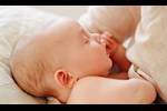 هل تعرق رأس الطفل أثناء النوم يشير إلى مشكلة صحية؟