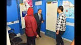  محافظ أسيوط يتابع تجهيز وحدة غسيل كلوي جديدة في ديروط (9)