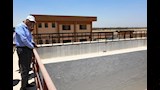 محافظ أسوان يتفقد محطة معالجة الصرف الصحي بقرية الفوزة