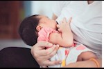 5 أوضاع مثالية لرضاعة الطفل.. تعرفِ عليها