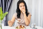 لماذا تسعل بعد الأكل؟ إليك السبب 
