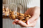 لعشاق اللوز- 6 علامات تدل على الإفراط فيه