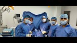 الفريق الطبي أثناء إجراء العملية