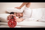 الاستيقاظ على صوت المنبه.. هل يسبب اضطرابات نفسية؟ 