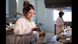 طالبة تجري تجربة داخل معمل بجامعة الجلالة