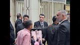 مصطفى كامل وشقيق أحمد عامر يستقبلان المعزين 