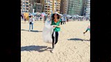 80 متطوعًا ينظفون شاطئ المندرة