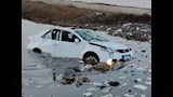 سقوط سيارة في مياه ملاحة (3)