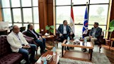 محافظ السويس ووزير البترول خلال اللقاء بحضور مسئولي شركات البترول