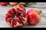 الرمان.. سلاحك الطبيعي لمكافحة التجاعيد وحب الشباب