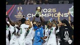 الأهلي يتوج بكأس السوبر السعودي 