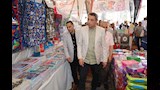المحافظ يتفقد المنتجات المعروضة