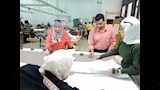 طلاب اقتصاد منزلي حلوان يصنعون زيا للعمال (3)