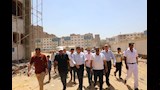 المحافظ خلال جولته الميدانية لتفقد الأعمال الإنشائية بمجمع المدارس الجديد (9)
