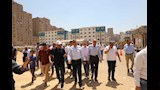 المحافظ خلال جولته الميدانية لتفقد الأعمال الإنشائية بمجمع المدارس الجديد (4)