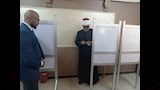 مفتي الجمهورية يدلي بصوته في انتخابات مجلس الشيوخ بكفر الشيخ (3)