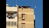 إنقاذ طفلة قبل سقوطها من أعلى برج سكني (2)