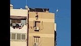 إنقاذ طفلة قبل سقوطها من أعلى برج سكني (6)