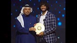 النني يتسلم جائزة أفضل لاعب بالدوري الإماراتي (3)
