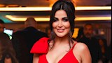 ثنائية الألوان والأنوثة.. رانيا منصور بالفوشيا وغادة عادل بالأبيض- سر اللوك