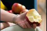 ماذا يحدث لجسمك عند تناول تفاحة يوميًا؟