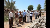 محافظ أسوان يتفقد مشروع الصرف الصحي بغرب سهيل  