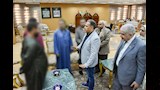 محافظ الشرقية يسلم مساعدات مالية