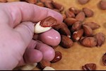 ماذا يحدث لجسمك عند تناول اللوز دون تقشيره؟