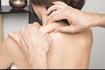 هل الزيت العشبي يخلصك من آلام الرقبة والكتفين؟