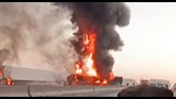 الدخان غطى السماء.. اللقطات الأولى لحريق مروع على الطريق الإقليمي | صور