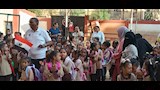 تعليم أسوان يوزع هدايا على تلاميذ KG1 في أول يوم دراسة