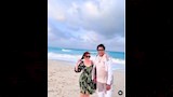 ضحك وحب.. إلهام شاهين مع محمد منير على البحر في أحدث ظهور
