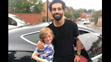 محمد صلاح نزل من سيارته استجابة لطلب طفل أرد التصور معه في شوارع ليفربول