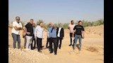 محافظ الوادي الجديد يتفقد مشروع تثبيت الكثبالن الرملية (1)