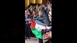 الممثل الفلسطيني معتز ملحيس يرفع علم دولة فلسطين عقب العرض الأول لفيلم صوت هند رجب في مهرجان فينيسيا (4)