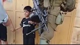 جنود إسرائيليون يحتجزون طفلين