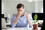 5 أخطاء يومية تدمر بصرك- دليل شامل لحماية عينيك
