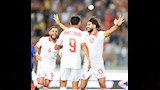 احتفال فرجاني ساسي بهدفه مع لاعبي تونس (1)