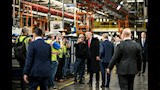 2 دونالد ترامب داخل مصنع فورد للسيارات