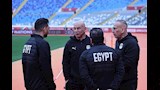 الجهاز الفني لمنتخب مصر يتفقد أرضية ملعب مباراة نيجيريا